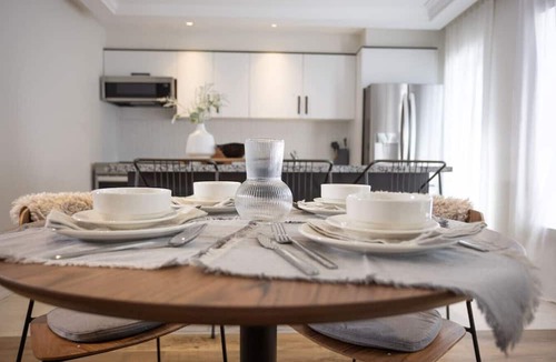 Rockcliffe - Smythe Apartment | Stylish 3-BDR Apartment in Toronto (Unit #3)