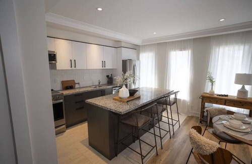 Rockcliffe - Smythe Apartment | Spacious 2-BDR Apartment in Toronto (Unit #4)