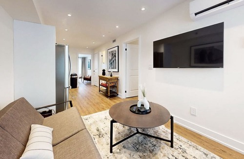 Rockcliffe - Smythe Apartment | Spacious 2- BDR Apartment in Toronto (Unit #3)