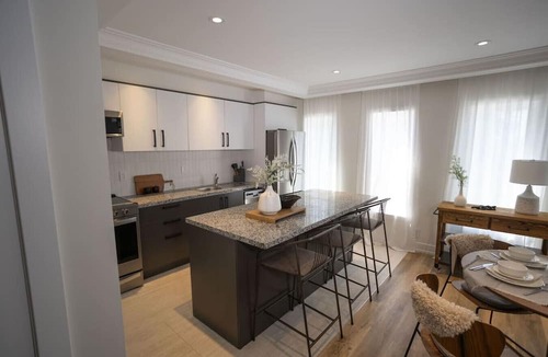 Rockcliffe - Smythe Apartment | Modern 2-BDR Apartment in Toronto (Unit #1)
