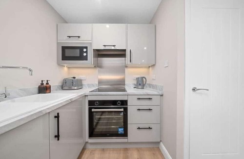 Hogganfield Apartment | Stylish 2 Bed Property with Free Parking