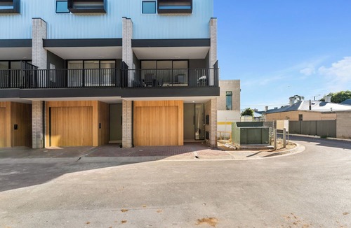 Norwood House | Stay Close to City