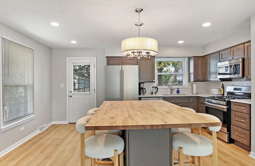 Arlington Heights House | The Arlington Heights Breakaway - 6 Luxury Bed House NEW