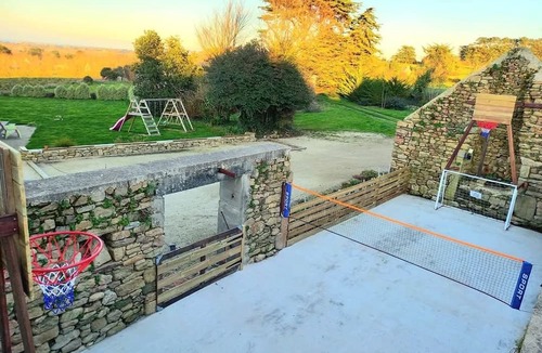 Plounevez-Lochrist Villa | Villa indoor pool 28° sea view