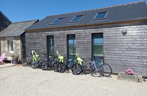 Plounevez-Lochrist Villa | Villa indoor pool 28° sea view