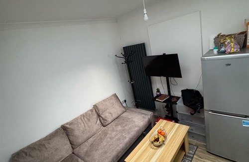 Whitefoot Apartment | Bromley Bliss Apartment - Central Location