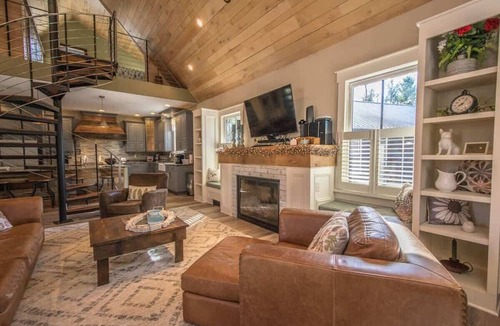 Hendersonville Cabin | Timberland Lodge & Bunkhouse
