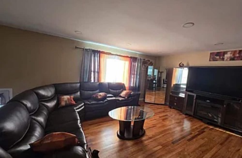 Newburgh House | Fully furnished master king bedroom with it's own full bathroom
