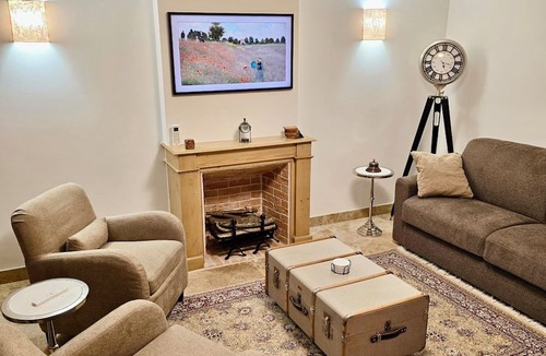 Allainville Cottage | Farmhouse cottage with private jacuzzi