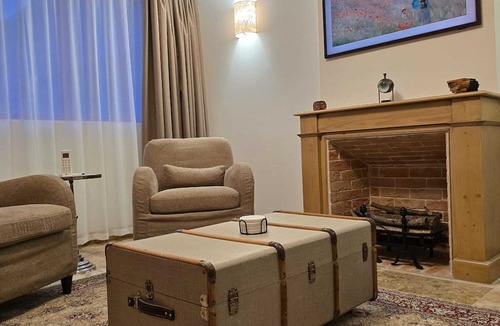 Allainville Cottage | Farmhouse cottage with private jacuzzi