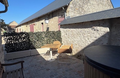 Allainville Cottage | Farmhouse cottage with private jacuzzi