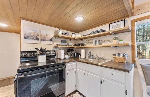 Jasper House | Bungalow Retreat with Hot tub!