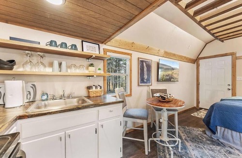 Jasper House | Bungalow Retreat with Hot tub!