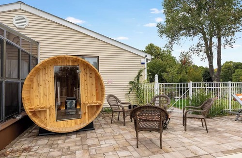 Monroe House | 5BR Home with Sauna & Pool Hot tub Fire pit