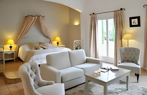 Saint-Pierre-du-Vauvray Resort | Château Domaine Leblanc