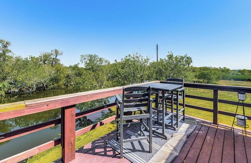 Long Mott Cabin | Bleu Bayou ~ Quiet Waterfront River Retreat w/Private Dock and Ramp