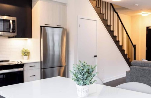 Harwood Apartment | Modern 2BR Townhome Free Parking