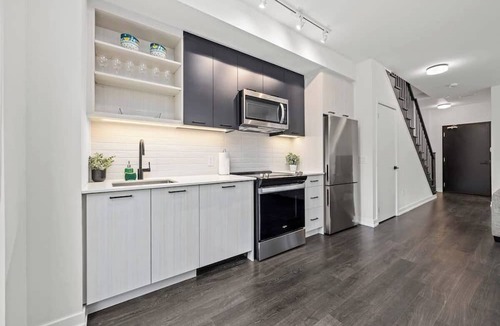 Harwood Apartment | Modern 2BR Townhome Free Parking