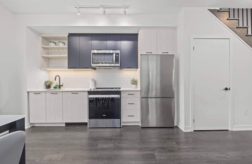 Harwood Apartment | Modern 2BR Townhome Free Parking