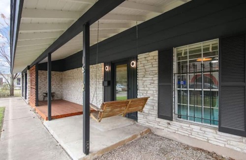 Blackshear-Prospect Hill House | Huge 4 Bedroom MCM House, Walk to Downtown!