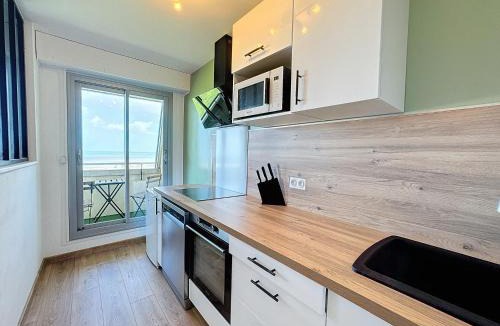 Lion-sur-Mer Apartment | Appartement face mer, avec accès direct à la plage