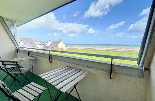 Lion-sur-Mer Apartment | Appartement face mer, avec accès direct à la plage