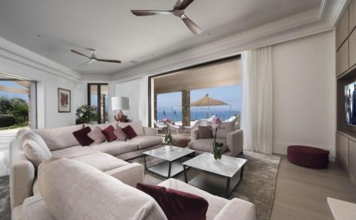 Saint-Tropez Cabin | Water's Edge