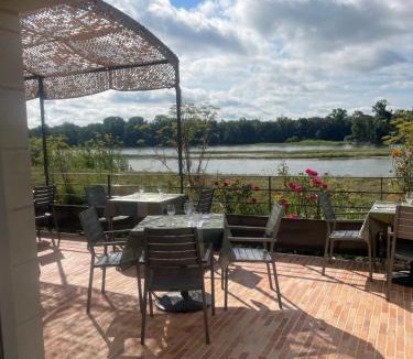 La Chapelle-sur-Loire House | Chambres privées au dessus du restaurant