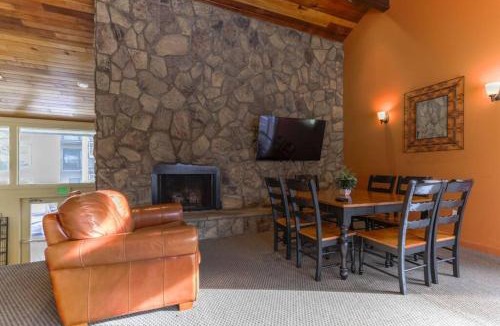 Dillon Apartment | Modern Cozy Mountain Condo with Upscale Amenities