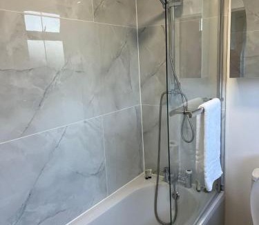 Feltham West House | Sunset En-Suite-free parking