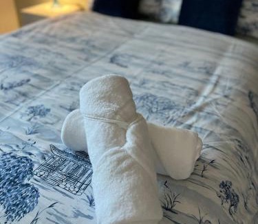 Feltham West House | Sunset En-Suite-free parking