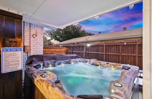 The Colony House | Luxurious 5BR 2BA Holiday Home with Pool, Grill, Sauna & Game Room
