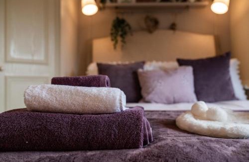 Appley Bridge House | Heather room at field view cottage