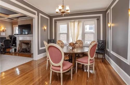 White Plains House | Balcony Room At Cozy Homeva