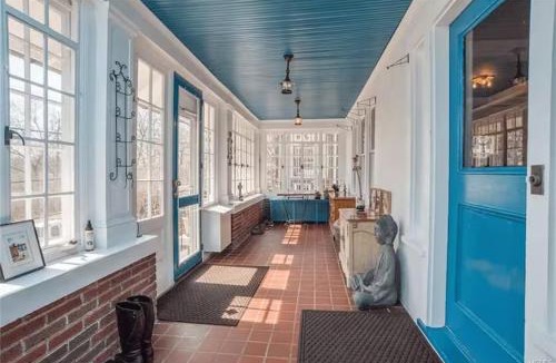 White Plains House | Balcony Room At Cozy Homeva