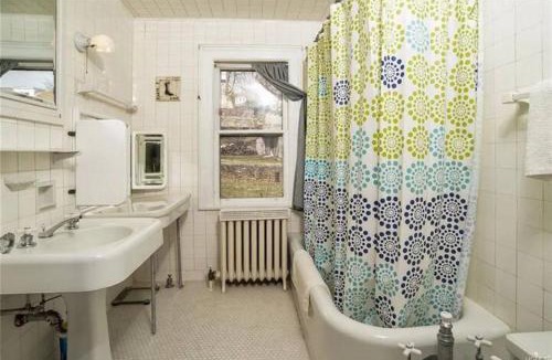 White Plains House | Balcony Room At Cozy Homeva