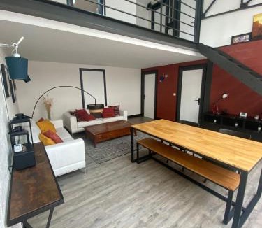 Melun House | Loft avec Piscine Intérieure et Jardin