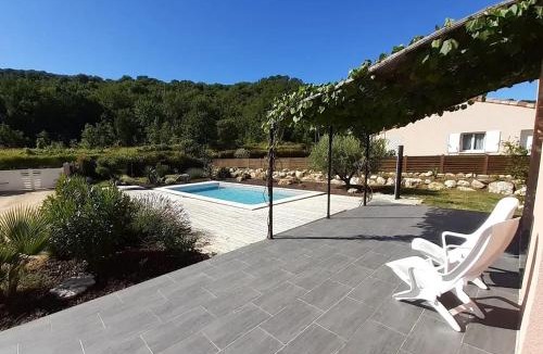 Salavas Villa | Villa elegante proche Salavas avec piscine privee