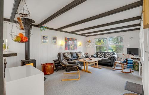 Vinderup House | Cozy Home In Vinderup With Kitchen