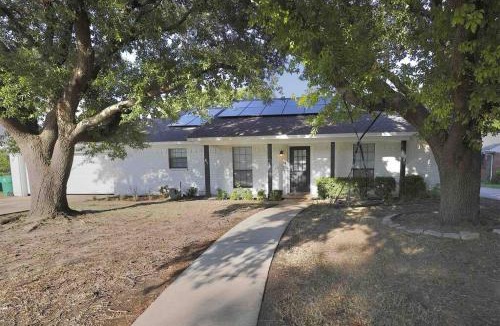 Celina House | Tranquil Retreat: 3BR Haven near Celina Sq