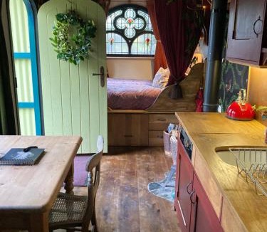 Bude Cabin | Enchanting Hand Painted Tabernacle with Hot Tub