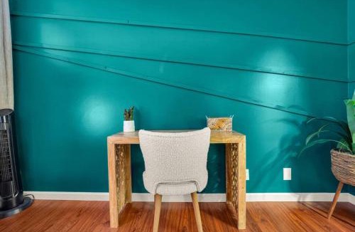 Downtown Honolulu Apartment | Stunning Palm Resort! Steps to Pool & Hot tub.