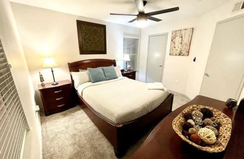Uptown Apartment | Cozy Apt by SAT Intl w/ pool + gym
