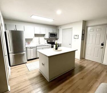Uptown Apartment | Cozy Apt by SAT Intl w/ pool + gym