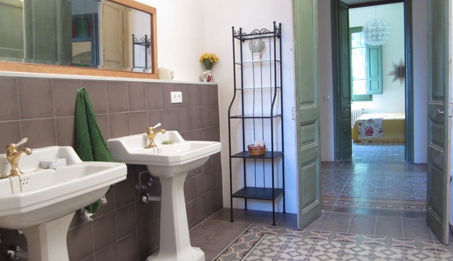 2/3 families. 360º virtual tour: https: // goo. gl / maps / fj9xseZyZf62