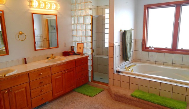 Beautiful spacious home with vast views on open space, 10 mins from Boulder