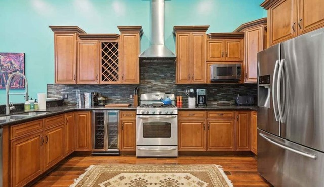 Eclectic Art House w Pool, Steps from FQ 5br|4ba