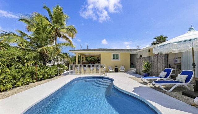 Tropical Oasis! Private pool, outdoor bar, quick ride to Atlantic!