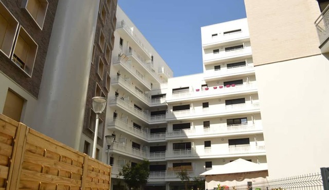 Cheap Charming family size studio with office, TV, WiFi, Cafe, etc