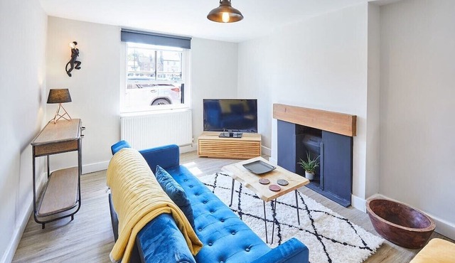 Host & Stay | 2 College Square